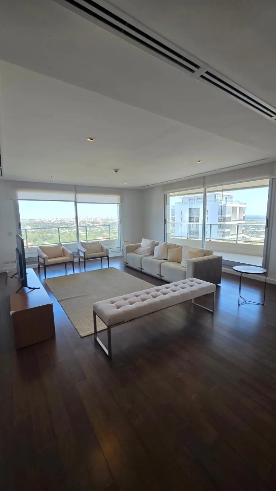Departamento de 4 dormitorios, 331m², en Alquiler en Mburucuyá, Asunción