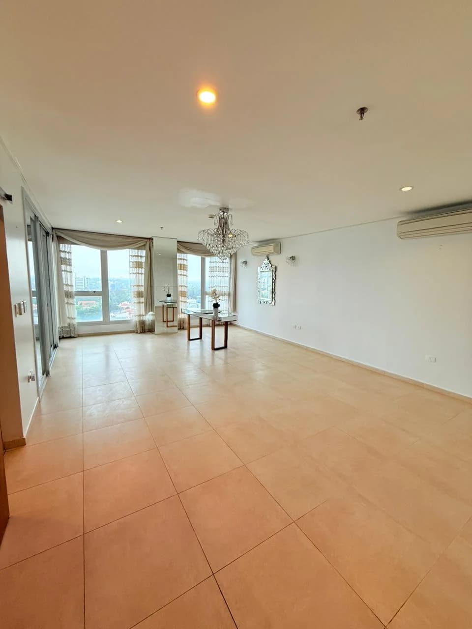 Departamento de 3 dormitorios en edificio miranda, 190m², en Alquiler en Ycuá Satí, Asunción