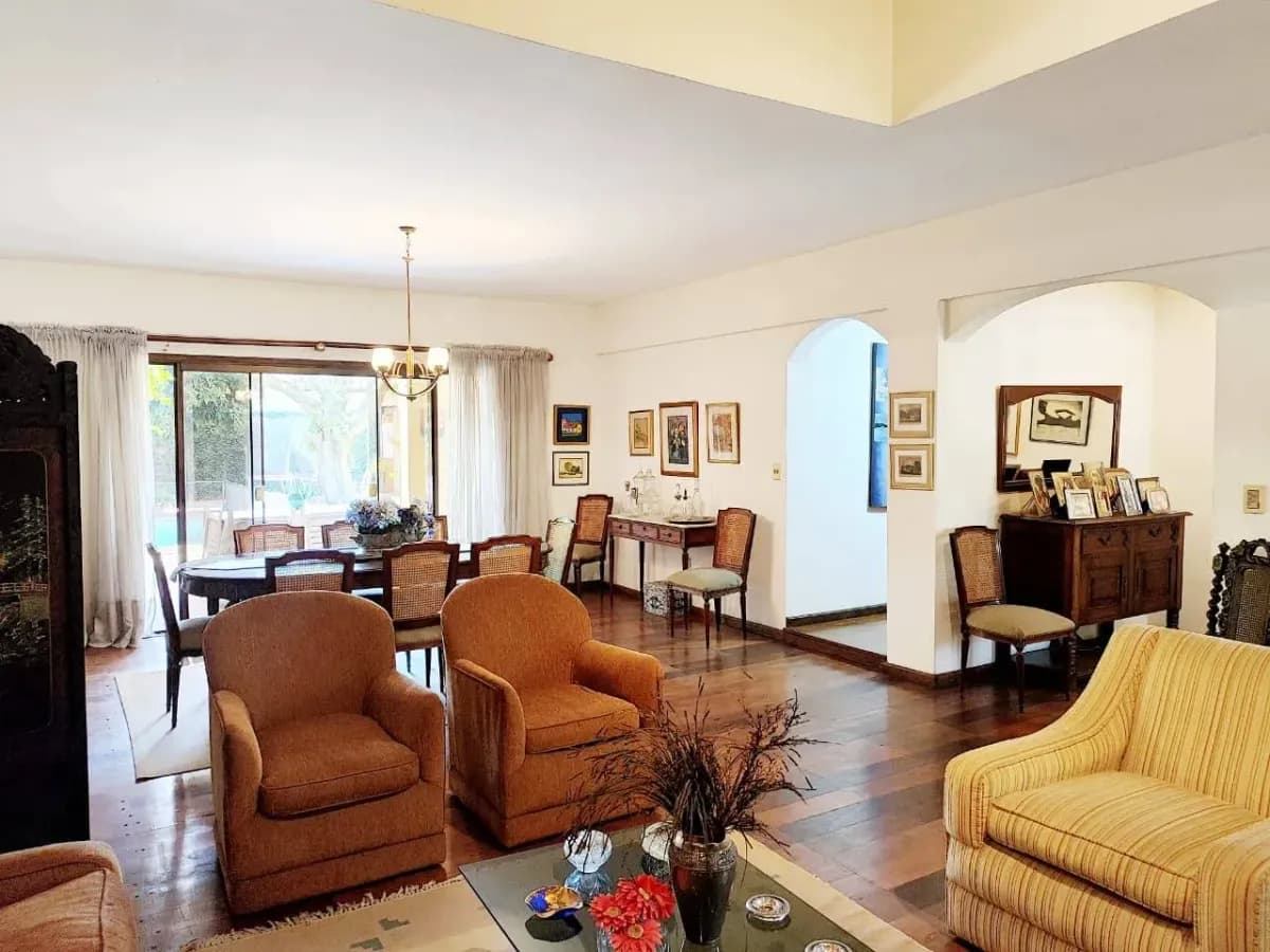 Casa de 5 dormitorios en Alquiler en Santo Domingo, Asunción - Image 2