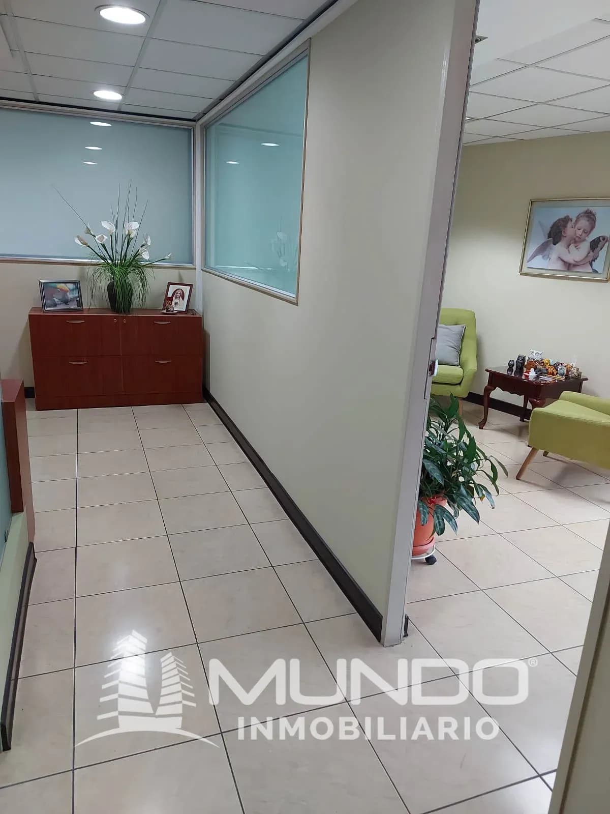 Local Comercial de 98m² en Venta en Zona 10, Ciudad de Guatemala - Image 3
