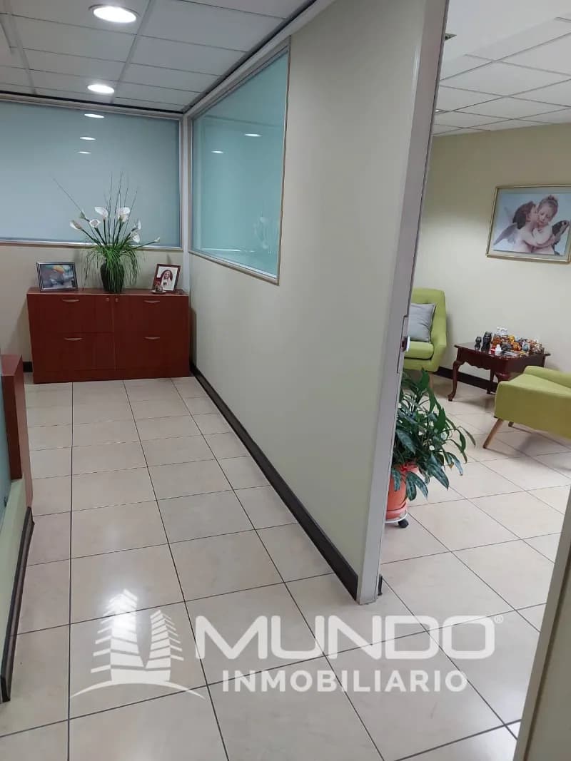 Local Comercial de 98m² en Venta en Zona 10, Ciudad de Guatemala - Image 3