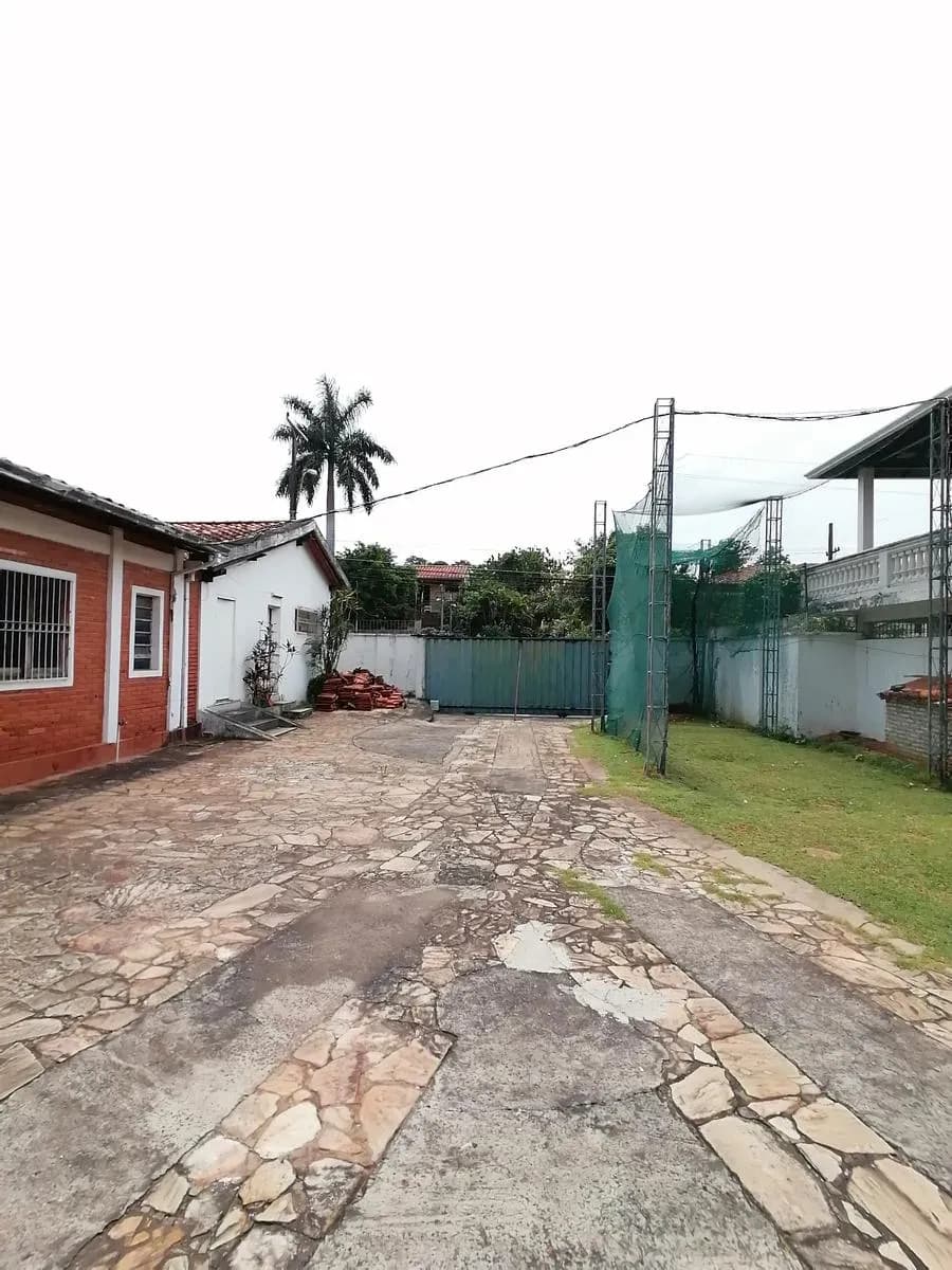 10-Bedroom House for Sale in San Vicente, Lambaré - Image 2