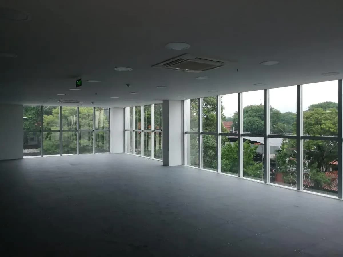 Oficina de 215m² en Alquiler en Villa Morra, Asunción