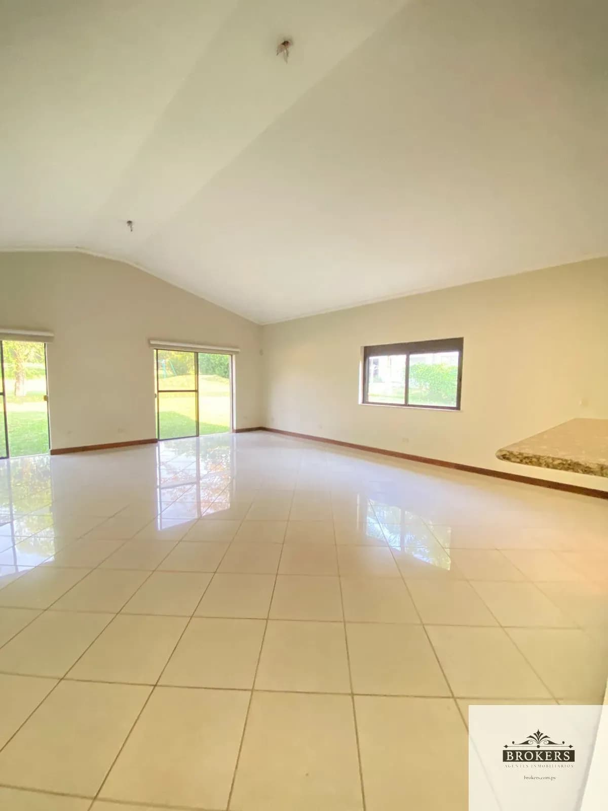4-Bedroom House for Rent in Parques del Yatch, Lambaré - Image 9