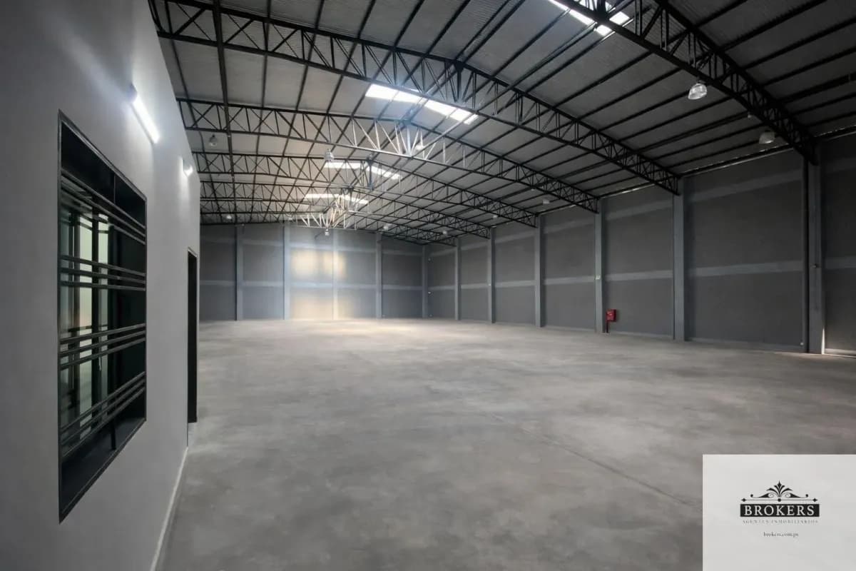 Commercial Space of 853m² for Rent in Monseñor Bogarín, Mariano Roque Alonso - Image 9