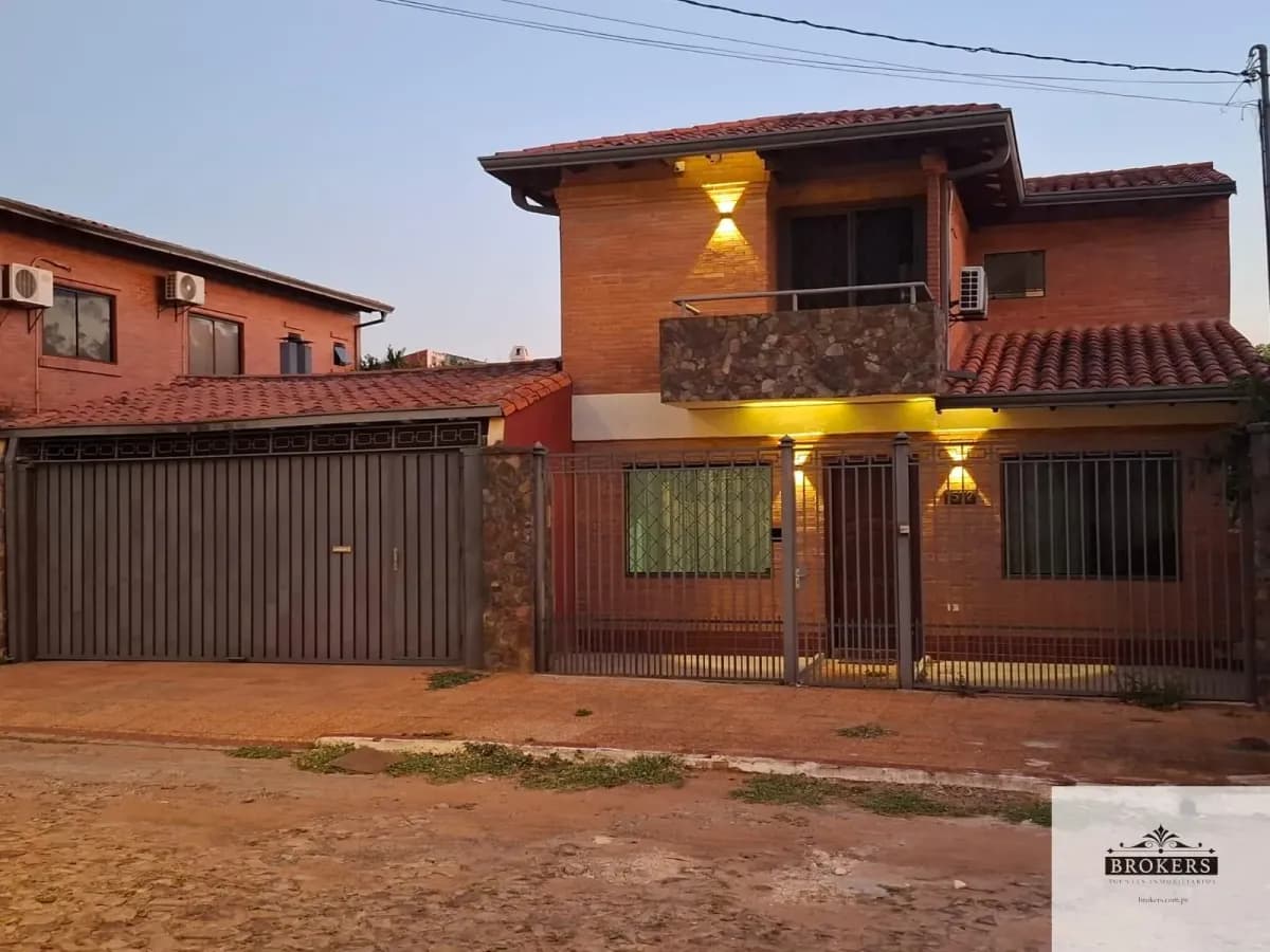 4-Bedroom House for Sale in Lambaré - Image 2