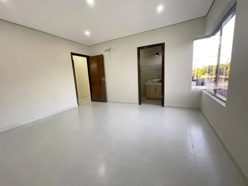 Casa de 3 dormitorios en Venta en Orilla del Campo Grande, Fernando de la Mora - Image 4