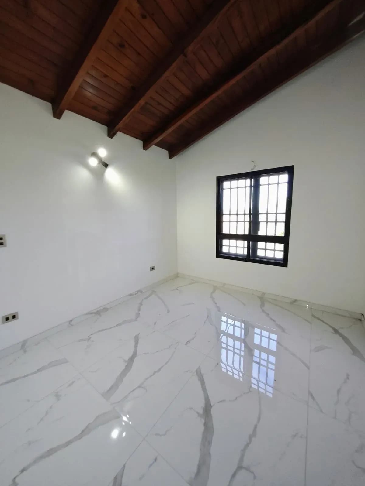 Casa de 3 dormitorios en Venta en Limpio 480 M2 TERRENO CERCA DEL NUEVO SHOPPING PLAZA NORTE - Image 11