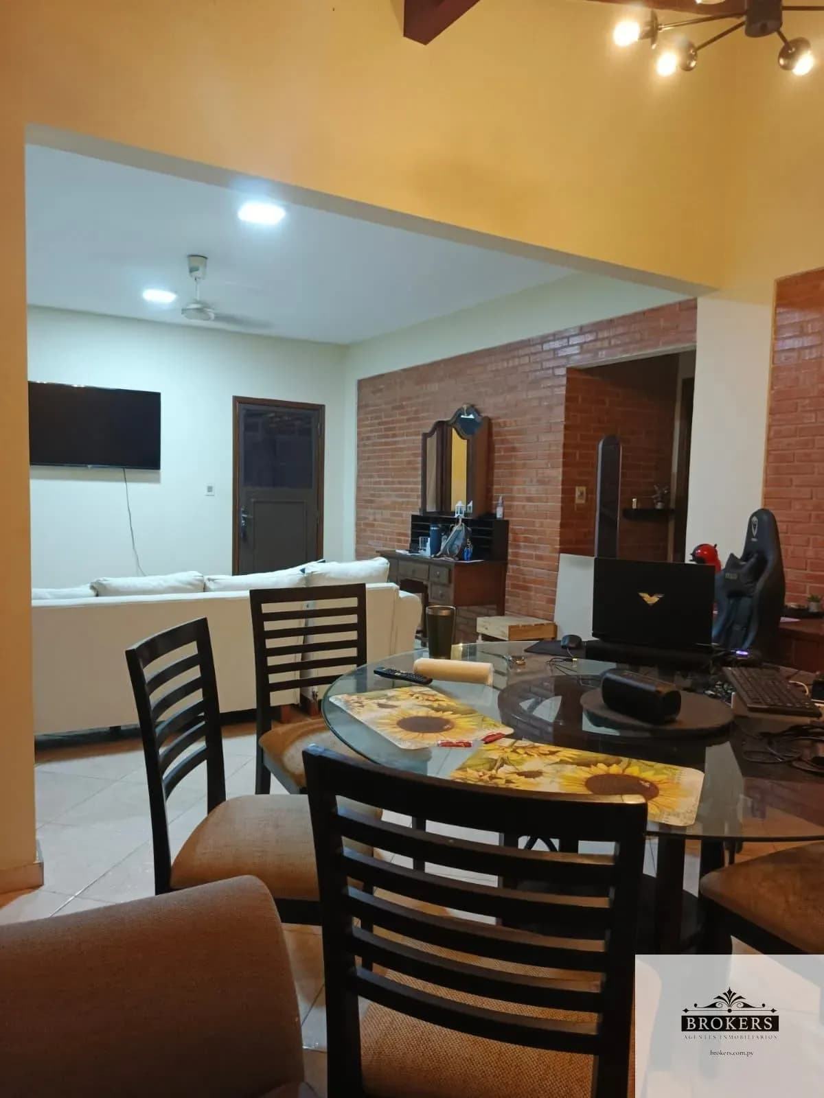 4-Bedroom House for Sale in Lambaré - Image 10