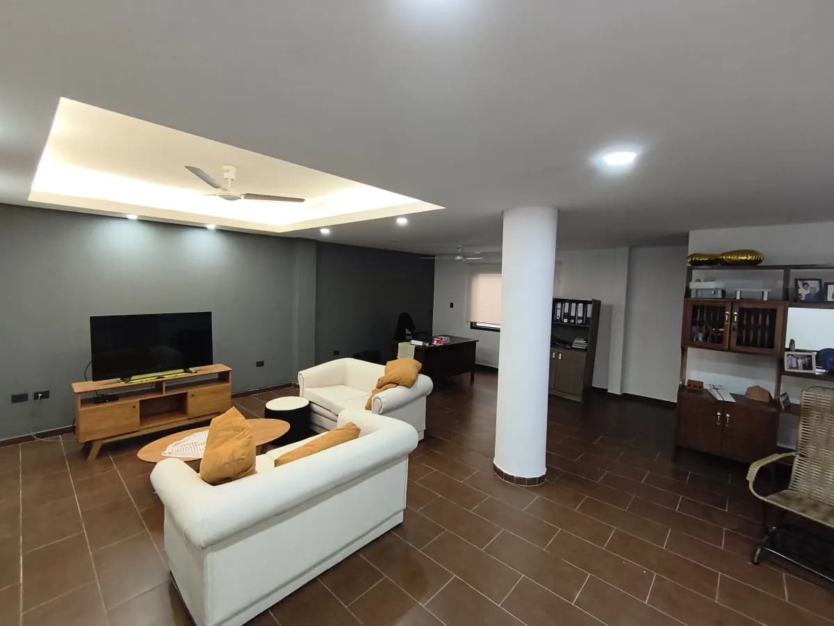 Casa de 4 quartos, 305m², à Venda em De la Residenta, Assunção - Image 2