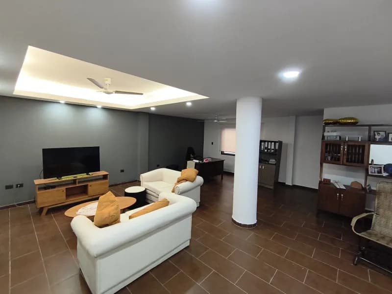 Casa de 4 quartos, 305m², à Venda em De la Residenta, Assunção - Image 2