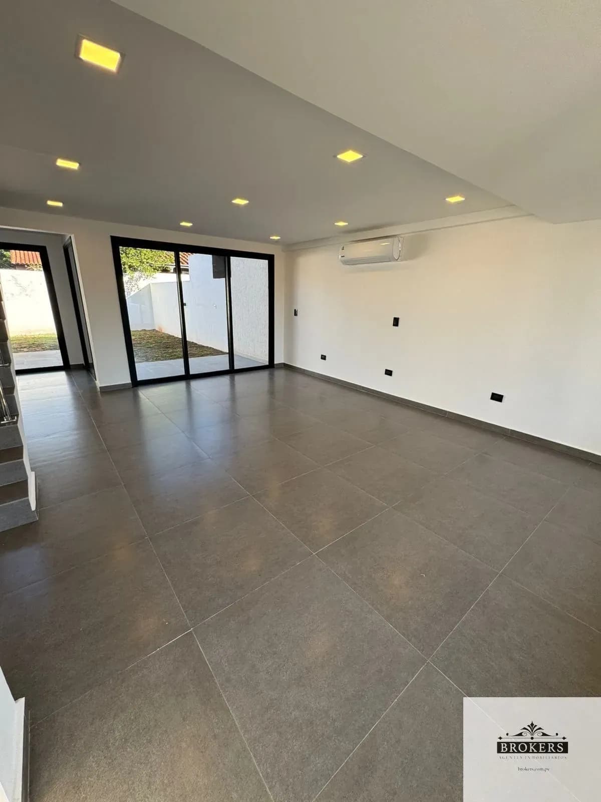 3-Bedroom House for Sale in Laurelty, Luque - Image 4