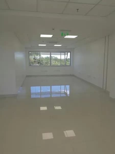 Espaço Comercial de 1.200m² para Aluguel em Salvador del Mundo, Assunção - Image 2