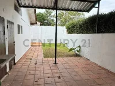Casa de 3 dormitorios en Alquiler en Ytay, Asunción - Image 5