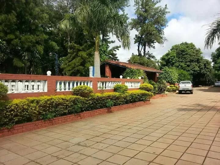 6-Bedroom House for Sale in Capiatá - Image 6