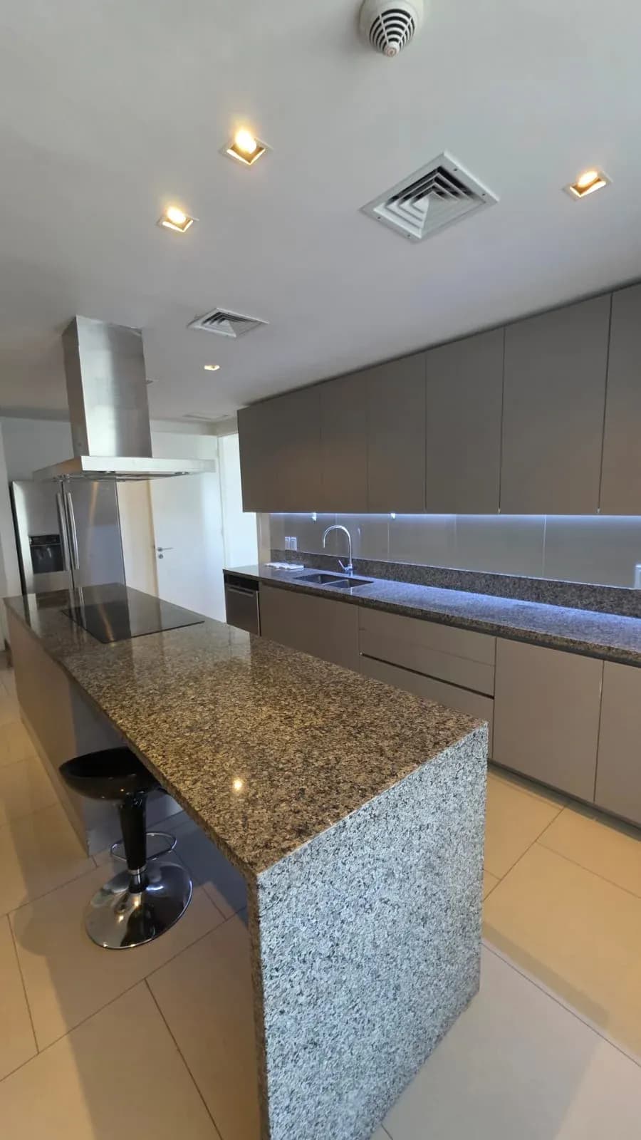 Departamento de 4 dormitorios, 331m², en Alquiler en Mburucuyá, Asunción - Image 10