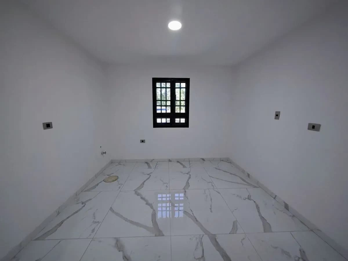 Casa de 3 dormitorios en Venta en Limpio 480 M2 TERRENO CERCA DEL NUEVO SHOPPING PLAZA NORTE - Image 5