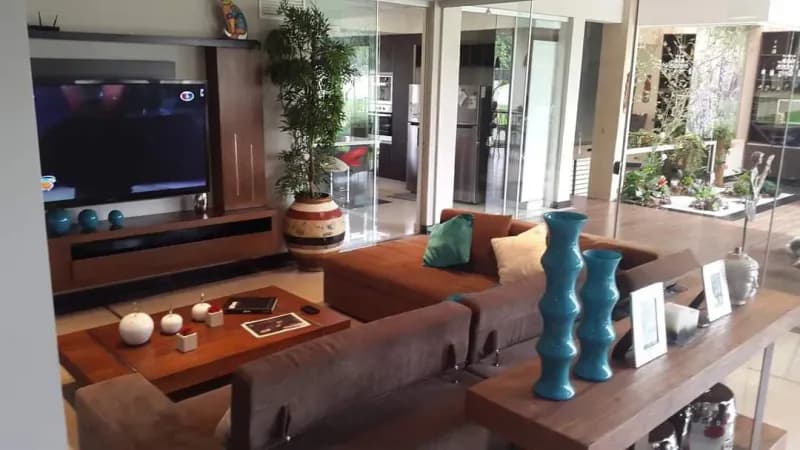 5-Bedroom House for Sale in Loma Merlo, Luque - Image 4