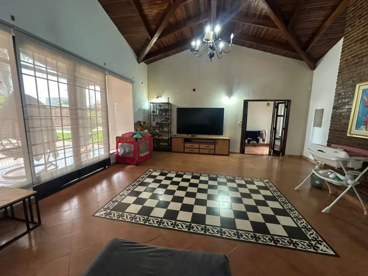 5-Bedroom House for Rent in Villa Ofelia, Fernando de la Mora - Image 2