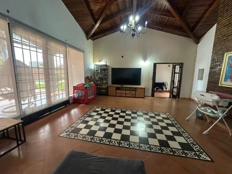 5-Bedroom House for Rent in Villa Ofelia, Fernando de la Mora - Image 2