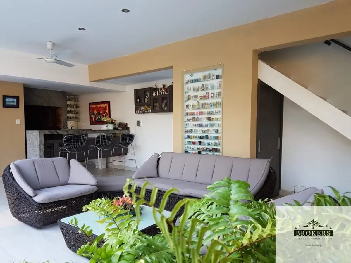 5-Bedroom House for Sale in Mburicaó, Lambaré - Image 5