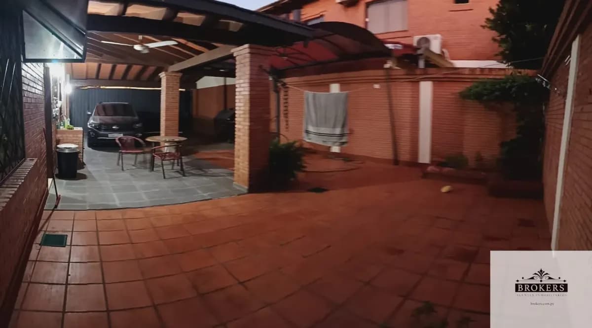 4-Bedroom House for Sale in Lambaré - Image 3