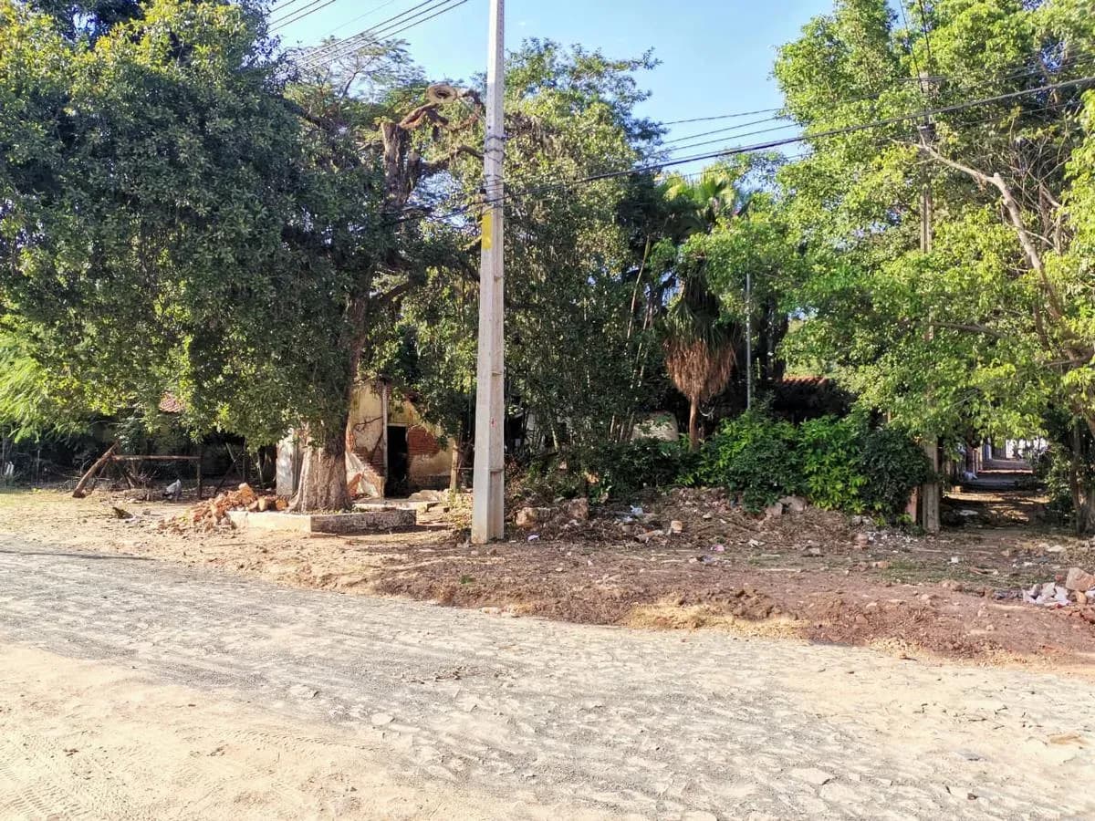 702m² Land for Sale in Loma Pytá, Asunción - Image 1