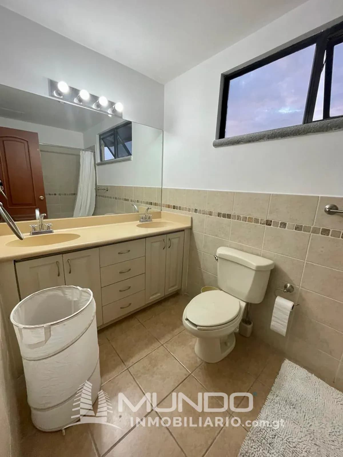 Departamento de 2 dormitorios, 110m², en Venta en Zona 14, Ciudad de Guatemala - Image 3