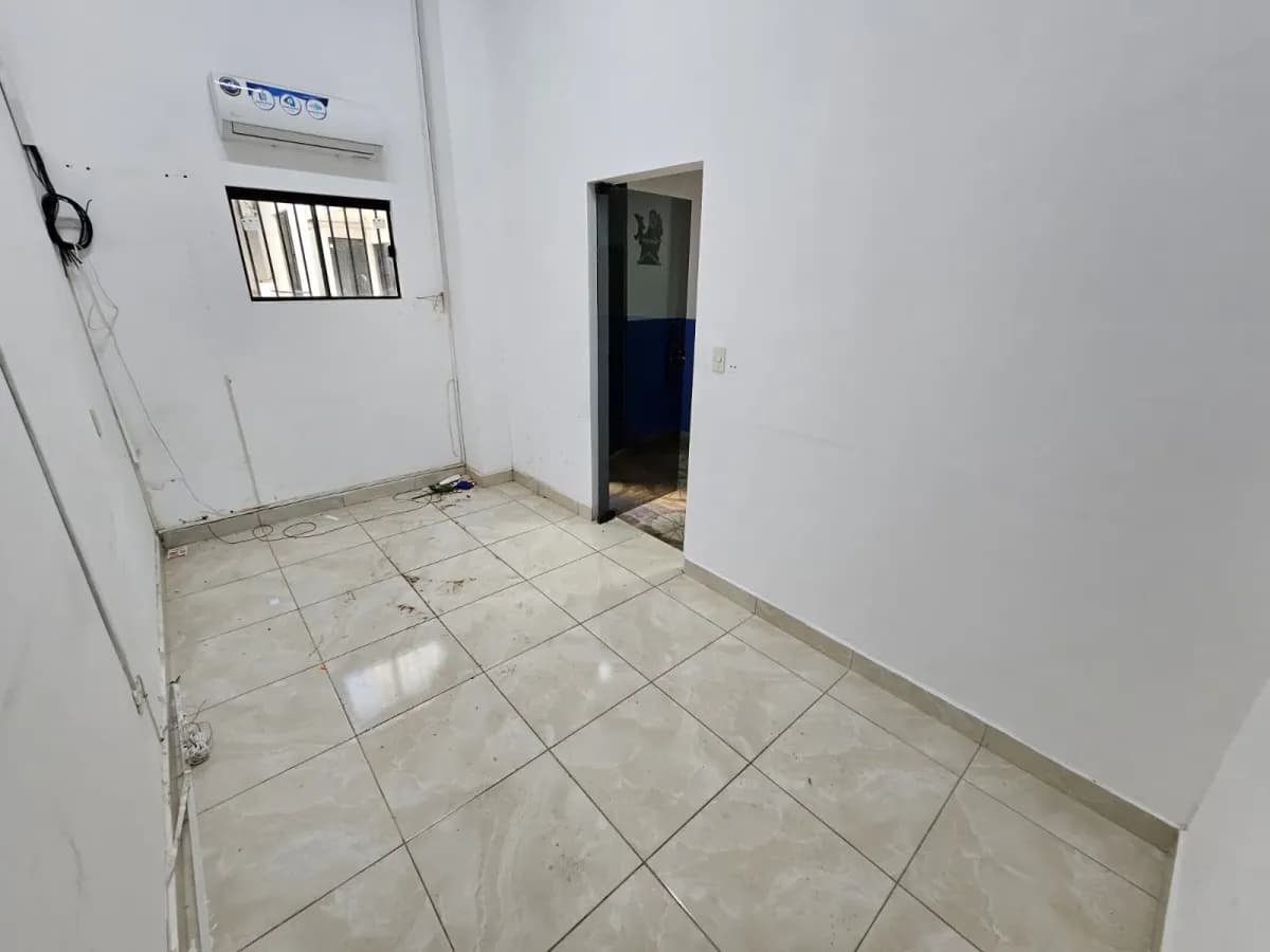 Escritório de 413m² à Venda em Doctor Francia, Lambaré - Image 11