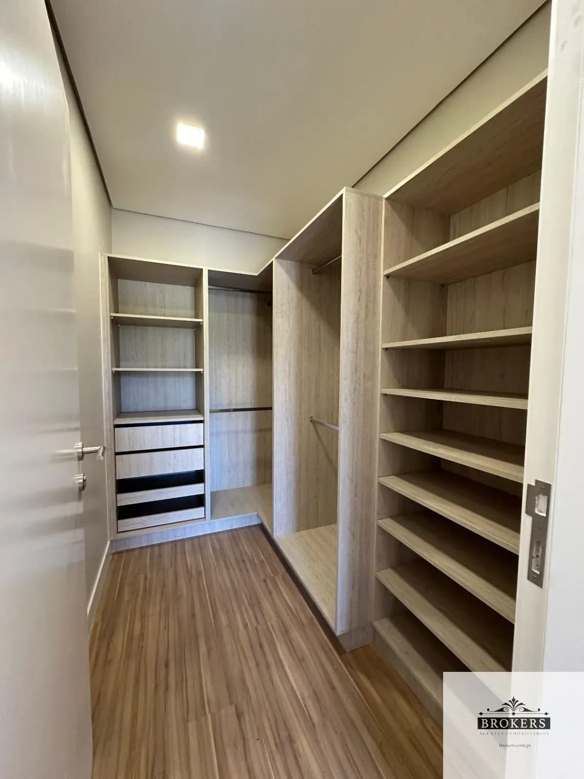 Casa de 4 dormitorios en Venta en San Jorge, Asunción - Image 18