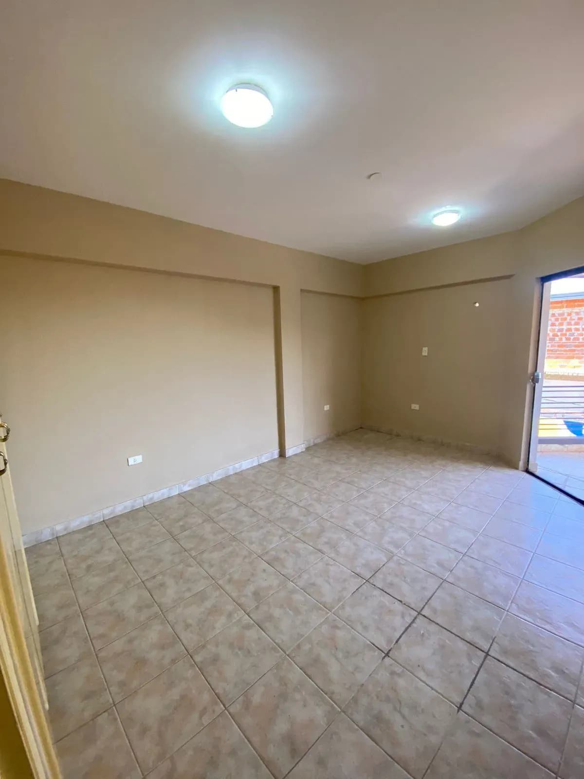 Retail Space of 1,000m² for Rent in Kokué Guasú, Fernando de la Mora - Image 12