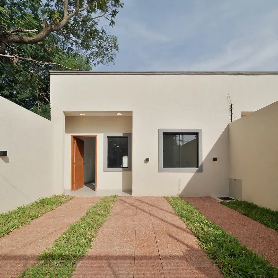 Casa a Estrenar en Laurelty, Luque. 2 Dormitorios + Suite. Lista para Habitar Hoy.