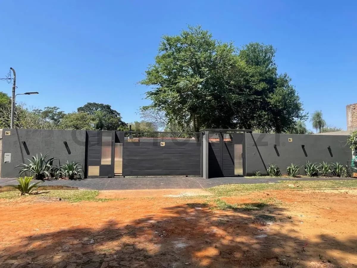 3-Bedroom House for Sale in Loma Merlo, Luque