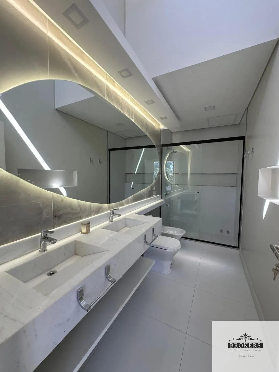 Casa de 4 dormitorios en Venta en San Jorge, Asunción - Image 19