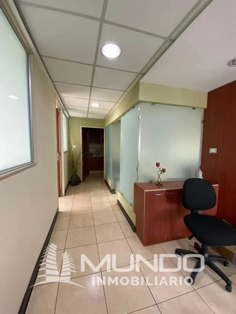 Local Comercial de 98m² en Venta en Zona 10, Ciudad de Guatemala - Image 5