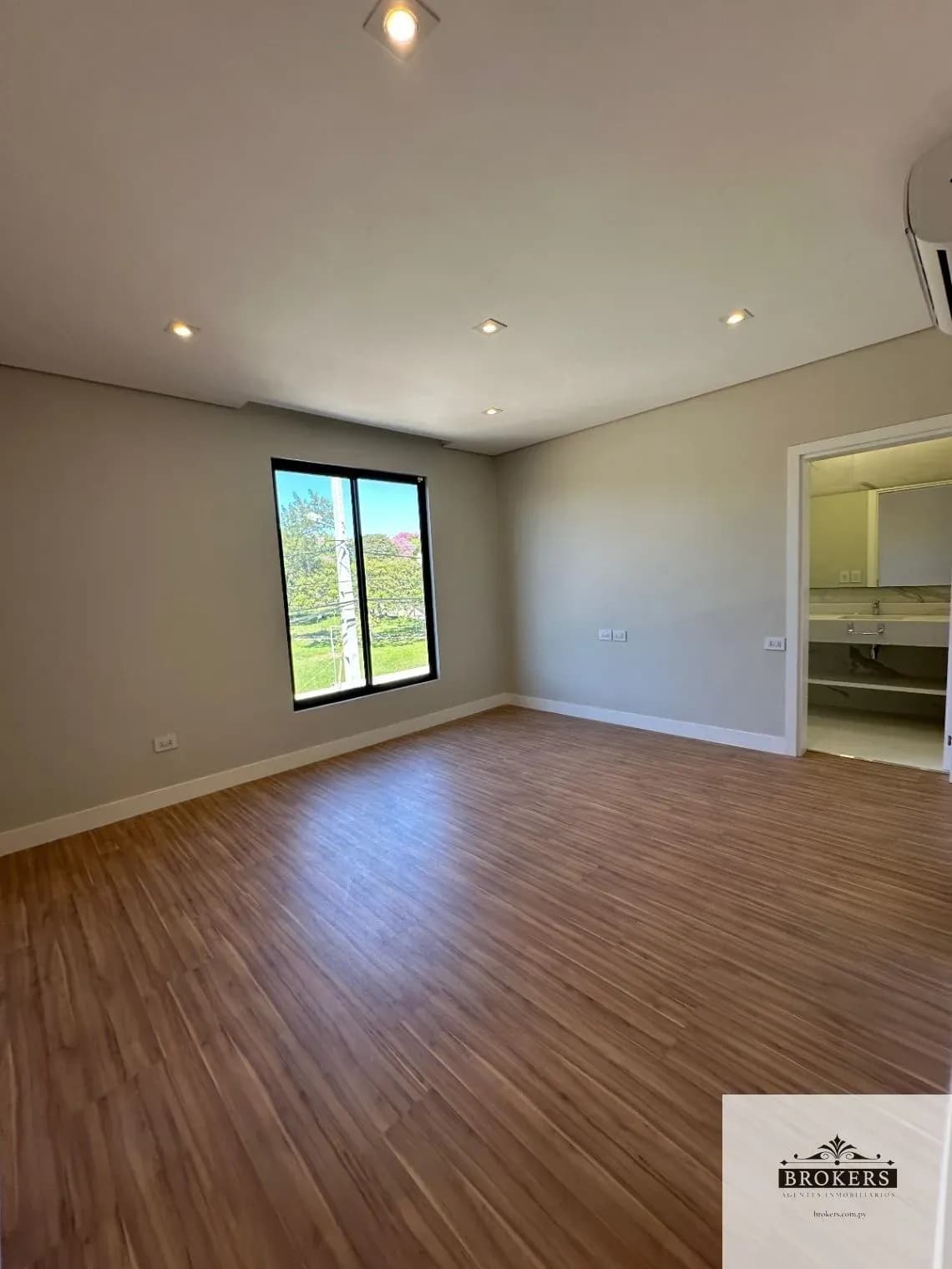 Casa de 4 dormitorios en Venta en San Jorge, Asunción - Image 16