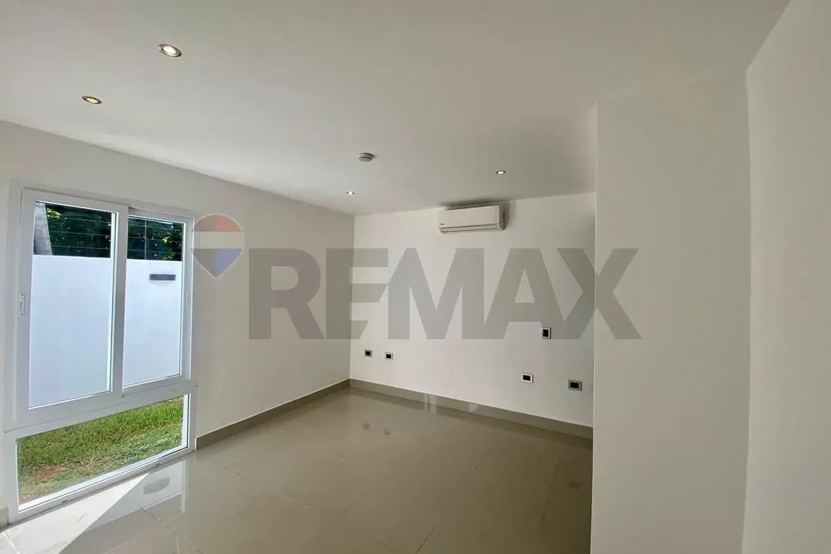 2-Bedroom House for Sale in Campo Grande, Luque - Image 9