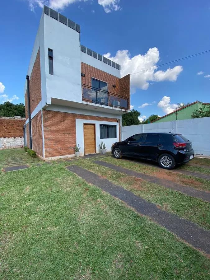 Casa de 3 dormitorios en Venta en Laurelty, Luque - Image 3
