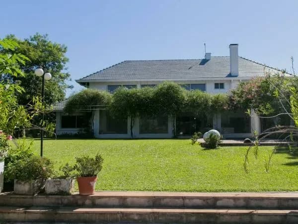 Casa de 3 dormitorios en Venta en Parques del Yatch, Lambaré