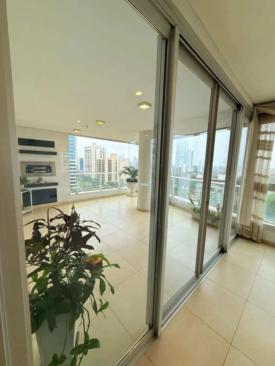 Departamento de 3 dormitorios en edificio Miranda, 190m², en Alquiler en Ycuá Satí, Asunción - Image 8