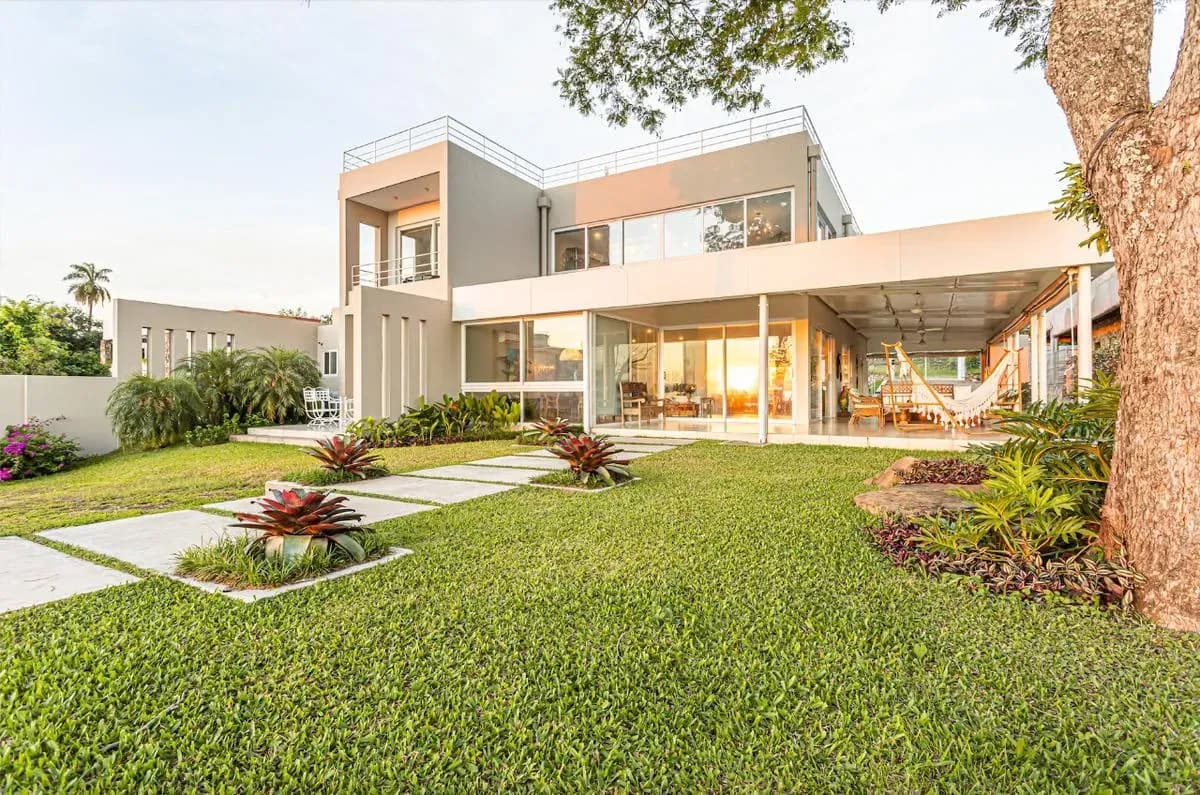 Casa de 5 dormitorios en Venta en San Bernardino - Image 2