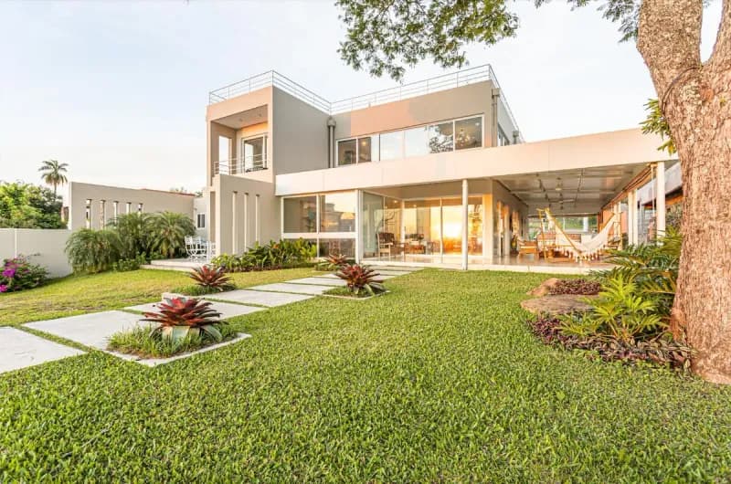 Casa de 5 dormitorios en Venta en San Bernardino - Image 2