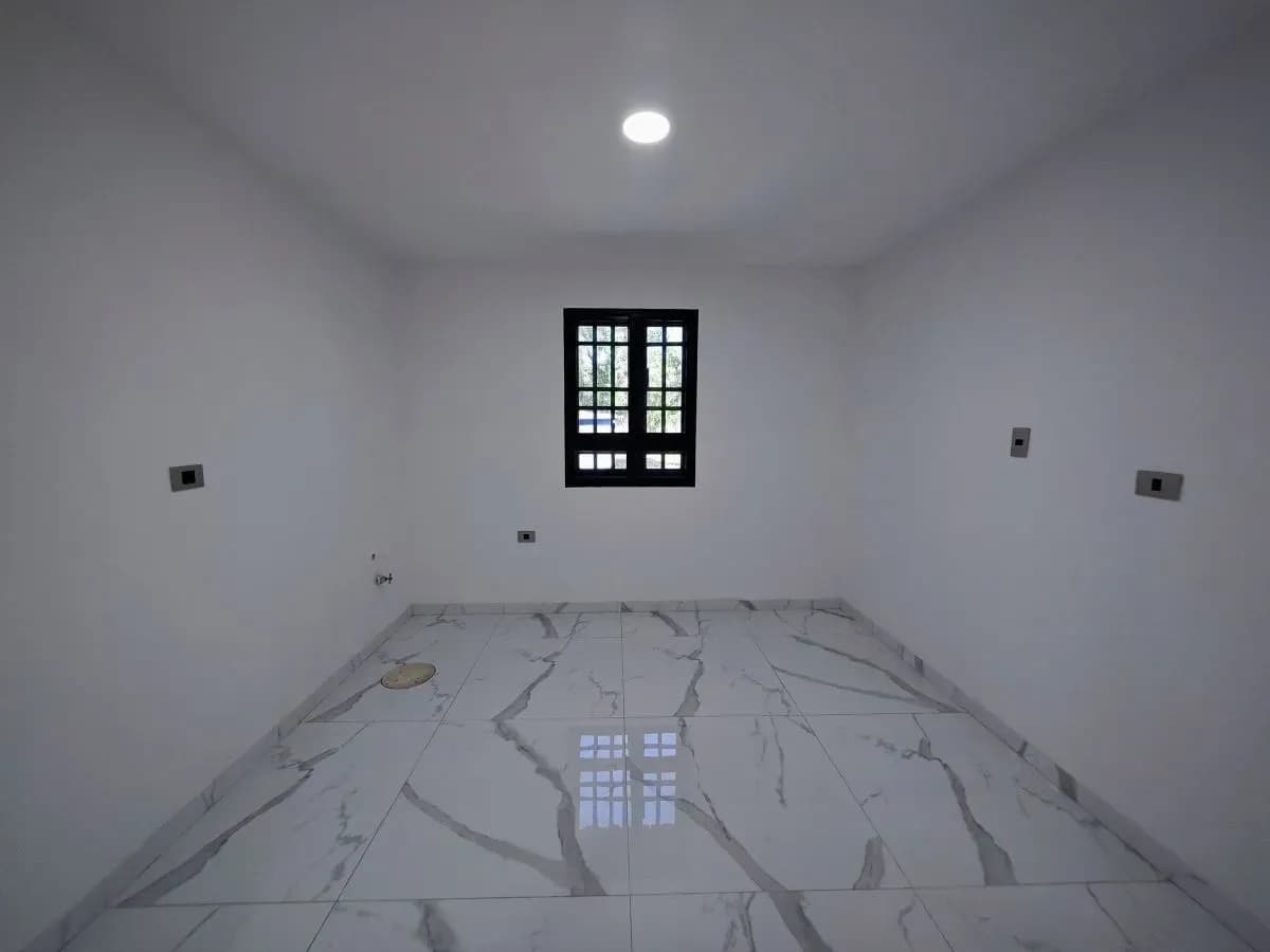 Casa de 3 dormitorios en Venta en Limpio 480 M2 TERRENO CERCA DEL NUEVO SHOPPING PLAZA NORTE - Image 6