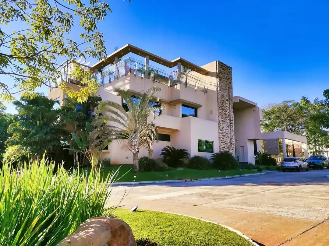 5-Bedroom House for Sale in Loma Merlo, Luque - Image 9