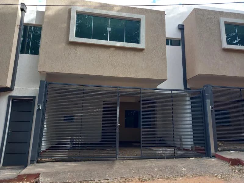 Casa de 3 dormitorios en Venta en Fernando de la Mora - Image 2