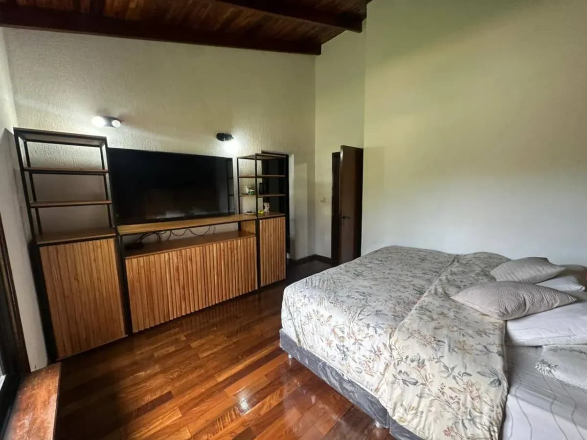 5-Bedroom House for Rent in Villa Ofelia, Fernando de la Mora - Image 5