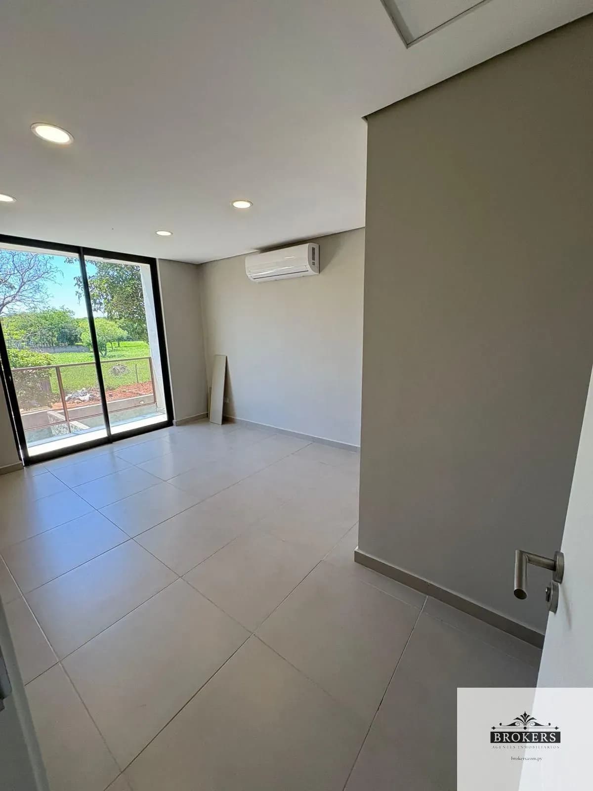 3-Bedroom House for Sale in Primer Barrio, Luque - Image 11