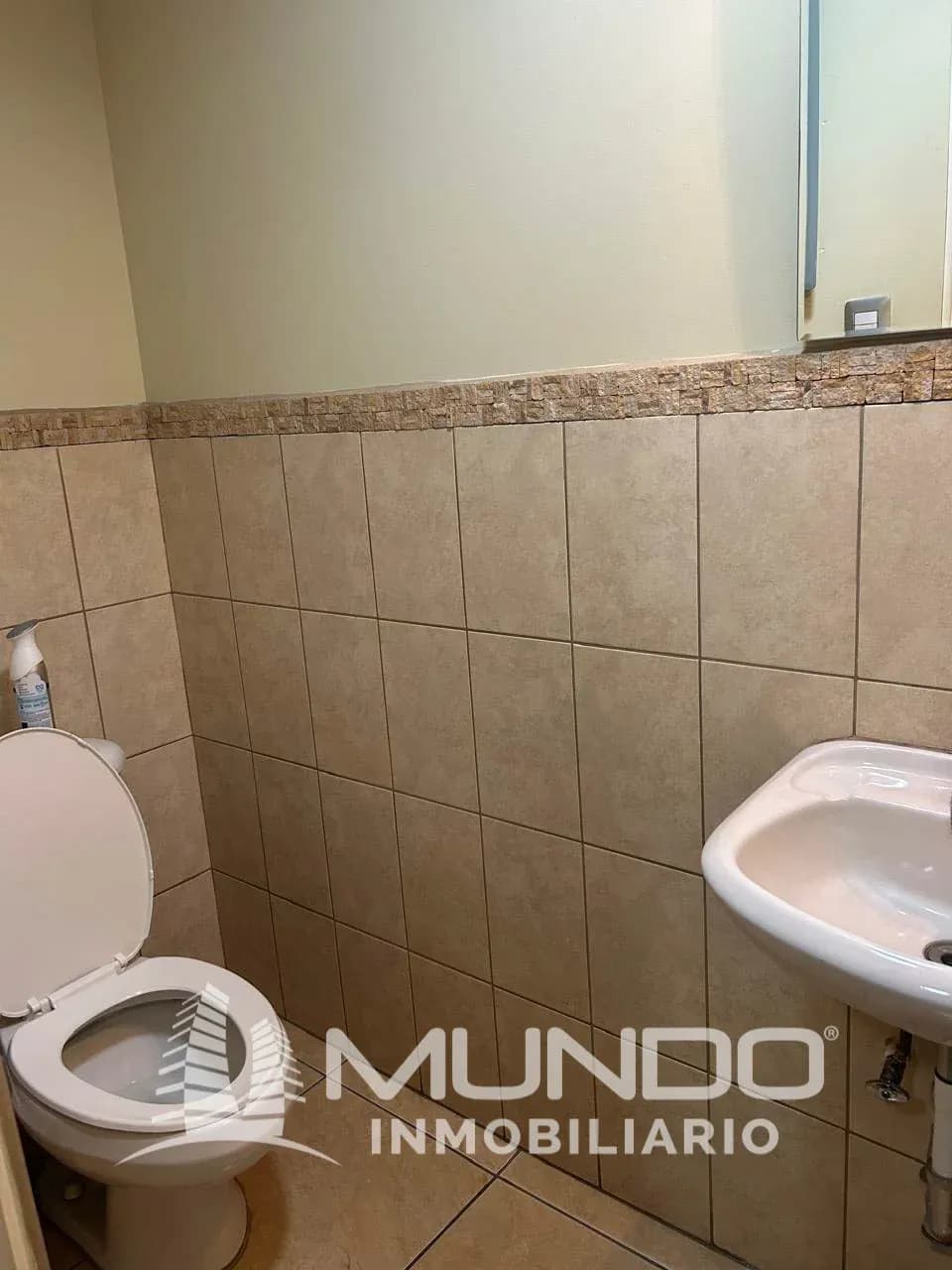 Local Comercial de 98m² en Venta en Zona 10, Ciudad de Guatemala - Image 11
