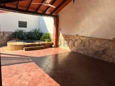 Local Comercial de 300m² en Alquiler en Doctor Francia, Asunción - Image 5