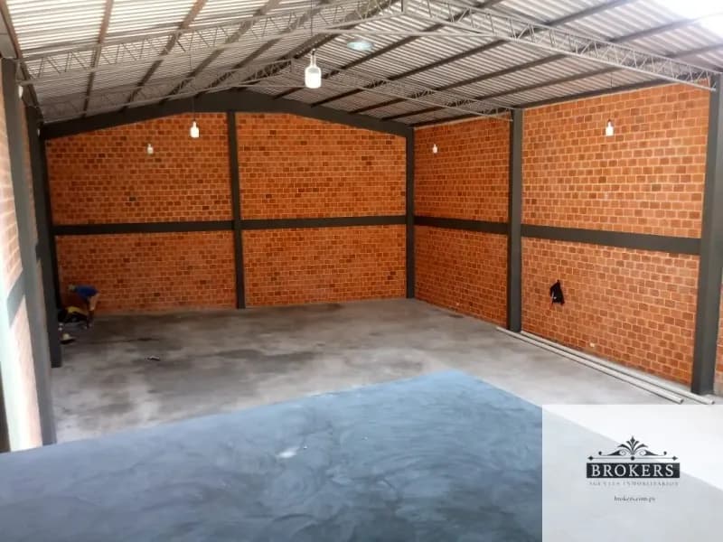 Local Comercial de 314m² en Venta en Mariano Roque Alonso - Image 2